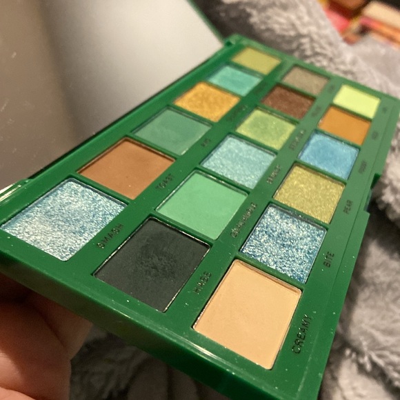 I Heart Revolution Tasty Avocado eyeshadow palette - Picture 3 of 6
